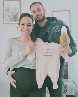 Myriam Chafik Instagram - Que cette nouvelle vie à 5 démarre 👶🥳💗

On est extrêmement fiers et heureux de vous annoncer que la famille Koh Lanta va s'agrandir 🥰

Quand on dit que c'est une Aventure qui change la vie c'est pas une blague 🤪

Merci à mon homme, mon binôme d'être la personne que tu es 🤗

#couplegoal #newlife #famillerecomposée