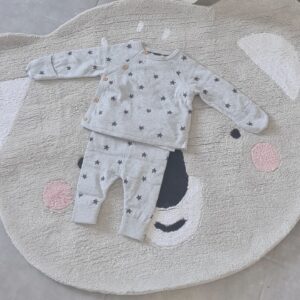 Myriam Chafik Instagram - Aidez-moi à choisir la tenue de Baby Leyan pour sa sortie de l'hôpital et Tentez de remporter une carte Cadeau de 100€ chez @vertbaudetfr 🤗

Plutôt tenue 1: l'ensemble beau goss gris 🥰
Ou tenue 2 : décontracté blanche toute douce 💗

Le tapis Koala vient aussi de Vertbaudet, c'est la marque incontournable pour la déco et l'habillement des bambins !

Petites règles comme d'hab ' :
Être abonné à @vertbaudetfr et @myriam_kohlanta21 Partager en story pour multiplier vos chances 
Tirage au sort Jeudi 25 Août 🤞

#vertbaudet #deco #chambrebebe #babyboy #babyshop #babyfashion #baby3 #concours #concoursinstagram #concoursfrance #concoursbebe #concoursinsta #decochambrebebe #decochambre #tapis #tapisdeveil #vertbaudetfr