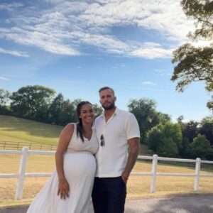 Myriam Chafik Instagram - Des bisous de nous 🥰
Dernière ligne droite avant l'arrivée de 👶 Leyan !

Petit jeu : trouvez la date prévue d'accouchement en commentaires (faites autant de propositions que vous voulez ) ! 

Le plus près remportera un petit cadeau de Polynésie (lieu du tournage de notre Koh Lanta ) 🤗

#baby #babyboy #newborn #love #instababylove #pregnant #babies #kids #bonheur #baby3 #bebe #pregnancy #3boysmama #vacances #famille #détente 
#babyshower #party  #instababylove #babyfashion #pregnant #kids #eventplanner #balloons #babyshop #babygift #babyshowerideas #partyplanner #family #genderreveal #jeuconcours #concours