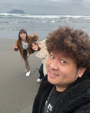 Na-Do Instagram - 帶兩個妹子來抓螃蟹
一個是我助理，一個是依依經紀人🙄