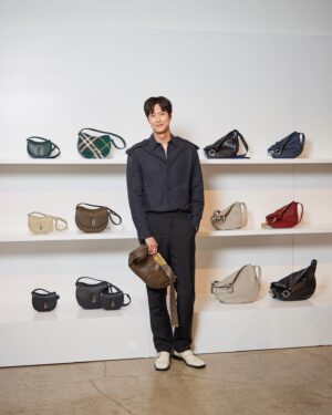 Na In-woo Instagram - With Burberry 💕🙃

버버리와 함께💕😘