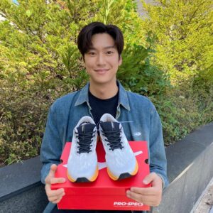 Na In-woo Instagram - Unleash Your Speed 에너젯 플러스 V2
기존대비 가벼워지고 탄성이 더 좋아져 기대되는!!

#협찬 #프로스펙스 #PROSPECS #우리의속도는계속