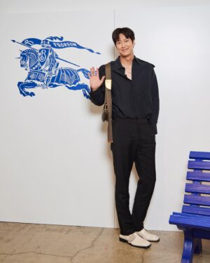 Na In-woo Instagram - With Burberry 💕🙃

버버리와 함께💕😘