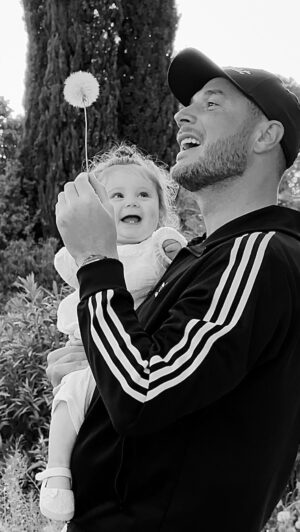 Nacca Instagram - Je n’ai pas de mot pour décrire ce réel, ces moments sont si merveilleux… 🤍

Mettez-moi en commentaire ce qui pourrait correspondre le mieux en légende à ce réel ! 

#love #girl #family #dadlife #bestmoments