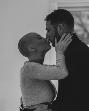 Nacca Instagram - Par où commencer ! 
Je pense que les images parlent d’elles même, j’en ai pas les mots….

Depuis plusieurs semaines nous vivons dans le silence, ce silence qui nous ronge de l’intérieur car nous ne savons pas comment réagir face à cette situation et de ce fait nous nous renfermons sur nous mêmes puis bien évidemment les rendez-vous qui s’enchaînent chez les médecins nous submergent.
 
Ne pas le dire ? C’est impossible car cela va se voir! 
En parler ? Peur d’être jugé! 
Malgré tout elle ne l’a pas choisie. 

Aujourd’hui c’est impossible pour nous de rester dans le silence plus longtemps! 

@eloiseappelle , cette femme, cette maman, ma moitié, cette guerrière est atteinte d’un cancer du sein dit agressif, oui à l’âge de 26 ans ! 
La chimiothérapie a été commencée, elle en est à la deuxième session, de ce fait elle commençait déjà à perdre ses cheveux ,c’est pour cela qu’elle a décidé de se raser la tête et j’ai souhaité l’accompagner. Encore une étape !

Laissez moi vous passer les détails du jour où nous nous sommes retrouvés devant cette oncologue pour nous annoncer cela ! 
C’est le 8 Février 2024, il était 8h00 du matin et à ce moment là tout, mais je dit bien tout nous passe par la tête, puis des questions arrivent, « pourquoi elle, pourquoi maintenant, pourquoi si jeune, comment est-ce possible, ce n’est pas réel …» 
Mais oui c’est la réalité des choses, la vie en a décidé ainsi !

Être en colère ? Pourquoi, contre qui ? 

Le sourire! C’est ce que nous avons décidé de garder malgré tout pour combattre cette maladie. 

Je pense très sincèrement que la vie veut nous donner une autre direction, un chemin qui va être long, difficile, parsemé d’embûches mais pas impossible à franchir et je pense aussi que de cette expérience nous en ressortirons plus forts , plus unis, plus soudés que jamais !
 
Alors à toi mon amour, crois en toi, crois en ta force ! Car moi, nous, ta fille , ta famille, tes amis et toutes les personnes qui t’entourent avons confiance en toi ! 
Tu es une bâtante et nous allons affronter cela ensemble. 

Je t’aime 🤍

Prenez soins de vous !