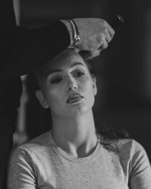 Nacca Instagram - Par où commencer ! 
Je pense que les images parlent d’elles même, j’en ai pas les mots….

Depuis plusieurs semaines nous vivons dans le silence, ce silence qui nous ronge de l’intérieur car nous ne savons pas comment réagir face à cette situation et de ce fait nous nous renfermons sur nous mêmes puis bien évidemment les rendez-vous qui s’enchaînent chez les médecins nous submergent.
 
Ne pas le dire ? C’est impossible car cela va se voir! 
En parler ? Peur d’être jugé! 
Malgré tout elle ne l’a pas choisie. 

Aujourd’hui c’est impossible pour nous de rester dans le silence plus longtemps! 

@eloiseappelle , cette femme, cette maman, ma moitié, cette guerrière est atteinte d’un cancer du sein dit agressif, oui à l’âge de 26 ans ! 
La chimiothérapie a été commencée, elle en est à la deuxième session, de ce fait elle commençait déjà à perdre ses cheveux ,c’est pour cela qu’elle a décidé de se raser la tête et j’ai souhaité l’accompagner. Encore une étape !

Laissez moi vous passer les détails du jour où nous nous sommes retrouvés devant cette oncologue pour nous annoncer cela ! 
C’est le 8 Février 2024, il était 8h00 du matin et à ce moment là tout, mais je dit bien tout nous passe par la tête, puis des questions arrivent, « pourquoi elle, pourquoi maintenant, pourquoi si jeune, comment est-ce possible, ce n’est pas réel …» 
Mais oui c’est la réalité des choses, la vie en a décidé ainsi !

Être en colère ? Pourquoi, contre qui ? 

Le sourire! C’est ce que nous avons décidé de garder malgré tout pour combattre cette maladie. 

Je pense très sincèrement que la vie veut nous donner une autre direction, un chemin qui va être long, difficile, parsemé d’embûches mais pas impossible à franchir et je pense aussi que de cette expérience nous en ressortirons plus forts , plus unis, plus soudés que jamais !
 
Alors à toi mon amour, crois en toi, crois en ta force ! Car moi, nous, ta fille , ta famille, tes amis et toutes les personnes qui t’entourent avons confiance en toi ! 
Tu es une bâtante et nous allons affronter cela ensemble. 

Je t’aime 🤍

Prenez soins de vous !