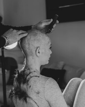 Nacca Instagram - Par où commencer ! 
Je pense que les images parlent d’elles même, j’en ai pas les mots….

Depuis plusieurs semaines nous vivons dans le silence, ce silence qui nous ronge de l’intérieur car nous ne savons pas comment réagir face à cette situation et de ce fait nous nous renfermons sur nous mêmes puis bien évidemment les rendez-vous qui s’enchaînent chez les médecins nous submergent.
 
Ne pas le dire ? C’est impossible car cela va se voir! 
En parler ? Peur d’être jugé! 
Malgré tout elle ne l’a pas choisie. 

Aujourd’hui c’est impossible pour nous de rester dans le silence plus longtemps! 

@eloiseappelle , cette femme, cette maman, ma moitié, cette guerrière est atteinte d’un cancer du sein dit agressif, oui à l’âge de 26 ans ! 
La chimiothérapie a été commencée, elle en est à la deuxième session, de ce fait elle commençait déjà à perdre ses cheveux ,c’est pour cela qu’elle a décidé de se raser la tête et j’ai souhaité l’accompagner. Encore une étape !

Laissez moi vous passer les détails du jour où nous nous sommes retrouvés devant cette oncologue pour nous annoncer cela ! 
C’est le 8 Février 2024, il était 8h00 du matin et à ce moment là tout, mais je dit bien tout nous passe par la tête, puis des questions arrivent, « pourquoi elle, pourquoi maintenant, pourquoi si jeune, comment est-ce possible, ce n’est pas réel …» 
Mais oui c’est la réalité des choses, la vie en a décidé ainsi !

Être en colère ? Pourquoi, contre qui ? 

Le sourire! C’est ce que nous avons décidé de garder malgré tout pour combattre cette maladie. 

Je pense très sincèrement que la vie veut nous donner une autre direction, un chemin qui va être long, difficile, parsemé d’embûches mais pas impossible à franchir et je pense aussi que de cette expérience nous en ressortirons plus forts , plus unis, plus soudés que jamais !
 
Alors à toi mon amour, crois en toi, crois en ta force ! Car moi, nous, ta fille , ta famille, tes amis et toutes les personnes qui t’entourent avons confiance en toi ! 
Tu es une bâtante et nous allons affronter cela ensemble. 

Je t’aime 🤍

Prenez soins de vous !