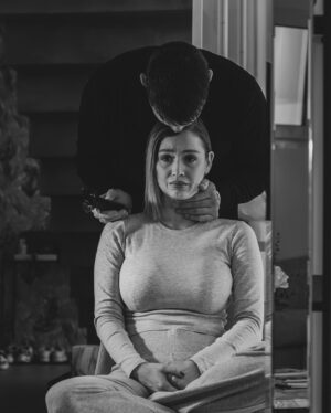 Nacca Instagram - Par où commencer ! 
Je pense que les images parlent d’elles même, j’en ai pas les mots….

Depuis plusieurs semaines nous vivons dans le silence, ce silence qui nous ronge de l’intérieur car nous ne savons pas comment réagir face à cette situation et de ce fait nous nous renfermons sur nous mêmes puis bien évidemment les rendez-vous qui s’enchaînent chez les médecins nous submergent.
 
Ne pas le dire ? C’est impossible car cela va se voir! 
En parler ? Peur d’être jugé! 
Malgré tout elle ne l’a pas choisie. 

Aujourd’hui c’est impossible pour nous de rester dans le silence plus longtemps! 

@eloiseappelle , cette femme, cette maman, ma moitié, cette guerrière est atteinte d’un cancer du sein dit agressif, oui à l’âge de 26 ans ! 
La chimiothérapie a été commencée, elle en est à la deuxième session, de ce fait elle commençait déjà à perdre ses cheveux ,c’est pour cela qu’elle a décidé de se raser la tête et j’ai souhaité l’accompagner. Encore une étape !

Laissez moi vous passer les détails du jour où nous nous sommes retrouvés devant cette oncologue pour nous annoncer cela ! 
C’est le 8 Février 2024, il était 8h00 du matin et à ce moment là tout, mais je dit bien tout nous passe par la tête, puis des questions arrivent, « pourquoi elle, pourquoi maintenant, pourquoi si jeune, comment est-ce possible, ce n’est pas réel …» 
Mais oui c’est la réalité des choses, la vie en a décidé ainsi !

Être en colère ? Pourquoi, contre qui ? 

Le sourire! C’est ce que nous avons décidé de garder malgré tout pour combattre cette maladie. 

Je pense très sincèrement que la vie veut nous donner une autre direction, un chemin qui va être long, difficile, parsemé d’embûches mais pas impossible à franchir et je pense aussi que de cette expérience nous en ressortirons plus forts , plus unis, plus soudés que jamais !
 
Alors à toi mon amour, crois en toi, crois en ta force ! Car moi, nous, ta fille , ta famille, tes amis et toutes les personnes qui t’entourent avons confiance en toi ! 
Tu es une bâtante et nous allons affronter cela ensemble. 

Je t’aime 🤍

Prenez soins de vous !