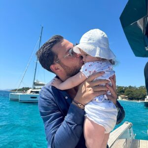 Nacca Instagram - Qui ne peut pas s’arrêter de faire des bisous à son enfant tout comme moi !?

J’adore la tête de Valentina qui doit se dire «  Papa laisse moi tranquille un peu tu me fais trop de bisous là » 🥰 

#love #babygirl #girl #dad #sea