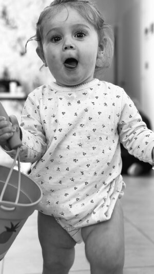 Nacca Instagram - C’est officiel, notre petite princesse marche ! 
C’est tellement merveilleux de voir l’évolution de notre enfant au quotidien et ça nous rend tellement fière mais il nous reste encore beaucoup d’étapes à accomplir…🤍