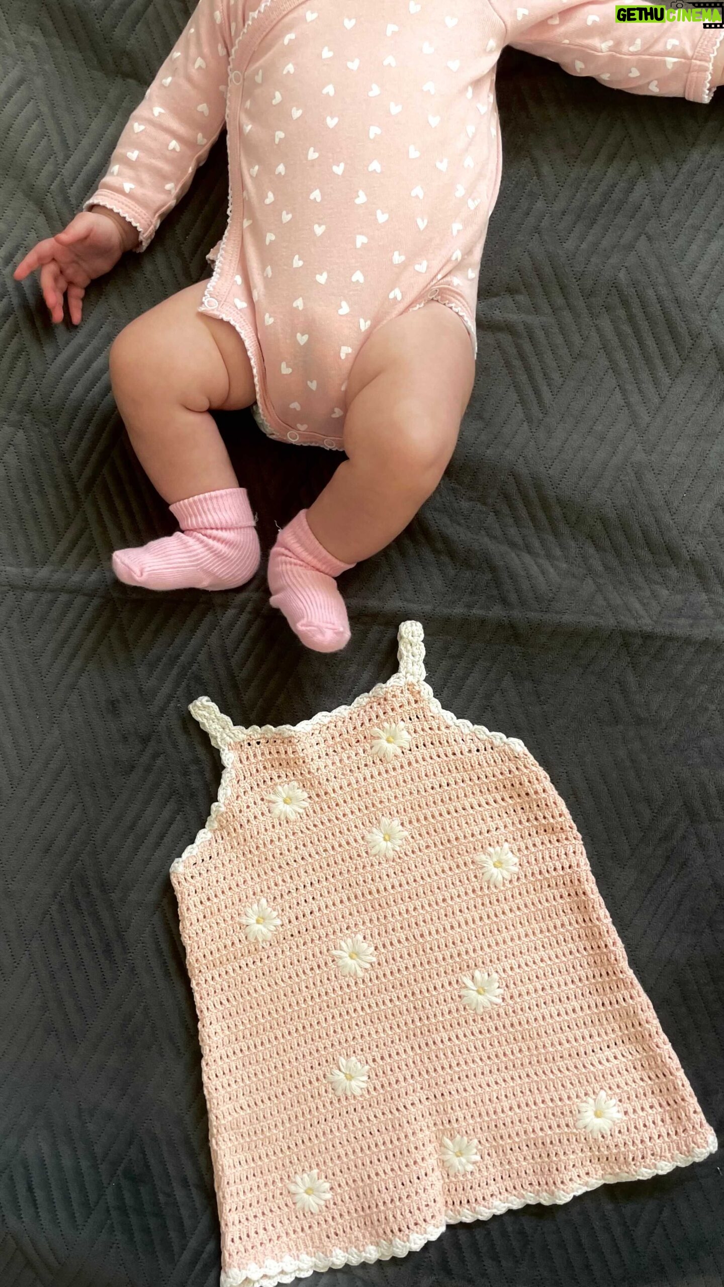 Nacca - 9.9K Likes - Papa et Valentina s’amuse bien ensemble ! Voilà comment ça se passe quand c’est papa qui habille sa princesse! Qui a dit que c’était compliqué d’habiller un bébé ? 🥰
La tenue vient de chez @zarakids
