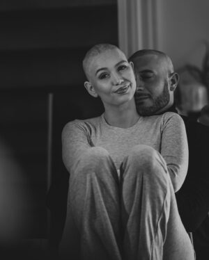 Nacca Instagram - Par où commencer ! 
Je pense que les images parlent d’elles même, j’en ai pas les mots….

Depuis plusieurs semaines nous vivons dans le silence, ce silence qui nous ronge de l’intérieur car nous ne savons pas comment réagir face à cette situation et de ce fait nous nous renfermons sur nous mêmes puis bien évidemment les rendez-vous qui s’enchaînent chez les médecins nous submergent.
 
Ne pas le dire ? C’est impossible car cela va se voir! 
En parler ? Peur d’être jugé! 
Malgré tout elle ne l’a pas choisie. 

Aujourd’hui c’est impossible pour nous de rester dans le silence plus longtemps! 

@eloiseappelle , cette femme, cette maman, ma moitié, cette guerrière est atteinte d’un cancer du sein dit agressif, oui à l’âge de 26 ans ! 
La chimiothérapie a été commencée, elle en est à la deuxième session, de ce fait elle commençait déjà à perdre ses cheveux ,c’est pour cela qu’elle a décidé de se raser la tête et j’ai souhaité l’accompagner. Encore une étape !

Laissez moi vous passer les détails du jour où nous nous sommes retrouvés devant cette oncologue pour nous annoncer cela ! 
C’est le 8 Février 2024, il était 8h00 du matin et à ce moment là tout, mais je dit bien tout nous passe par la tête, puis des questions arrivent, « pourquoi elle, pourquoi maintenant, pourquoi si jeune, comment est-ce possible, ce n’est pas réel …» 
Mais oui c’est la réalité des choses, la vie en a décidé ainsi !

Être en colère ? Pourquoi, contre qui ? 

Le sourire! C’est ce que nous avons décidé de garder malgré tout pour combattre cette maladie. 

Je pense très sincèrement que la vie veut nous donner une autre direction, un chemin qui va être long, difficile, parsemé d’embûches mais pas impossible à franchir et je pense aussi que de cette expérience nous en ressortirons plus forts , plus unis, plus soudés que jamais !
 
Alors à toi mon amour, crois en toi, crois en ta force ! Car moi, nous, ta fille , ta famille, tes amis et toutes les personnes qui t’entourent avons confiance en toi ! 
Tu es une bâtante et nous allons affronter cela ensemble. 

Je t’aime 🤍

Prenez soins de vous !