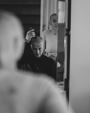 Nacca Instagram - Par où commencer ! 
Je pense que les images parlent d’elles même, j’en ai pas les mots….

Depuis plusieurs semaines nous vivons dans le silence, ce silence qui nous ronge de l’intérieur car nous ne savons pas comment réagir face à cette situation et de ce fait nous nous renfermons sur nous mêmes puis bien évidemment les rendez-vous qui s’enchaînent chez les médecins nous submergent.
 
Ne pas le dire ? C’est impossible car cela va se voir! 
En parler ? Peur d’être jugé! 
Malgré tout elle ne l’a pas choisie. 

Aujourd’hui c’est impossible pour nous de rester dans le silence plus longtemps! 

@eloiseappelle , cette femme, cette maman, ma moitié, cette guerrière est atteinte d’un cancer du sein dit agressif, oui à l’âge de 26 ans ! 
La chimiothérapie a été commencée, elle en est à la deuxième session, de ce fait elle commençait déjà à perdre ses cheveux ,c’est pour cela qu’elle a décidé de se raser la tête et j’ai souhaité l’accompagner. Encore une étape !

Laissez moi vous passer les détails du jour où nous nous sommes retrouvés devant cette oncologue pour nous annoncer cela ! 
C’est le 8 Février 2024, il était 8h00 du matin et à ce moment là tout, mais je dit bien tout nous passe par la tête, puis des questions arrivent, « pourquoi elle, pourquoi maintenant, pourquoi si jeune, comment est-ce possible, ce n’est pas réel …» 
Mais oui c’est la réalité des choses, la vie en a décidé ainsi !

Être en colère ? Pourquoi, contre qui ? 

Le sourire! C’est ce que nous avons décidé de garder malgré tout pour combattre cette maladie. 

Je pense très sincèrement que la vie veut nous donner une autre direction, un chemin qui va être long, difficile, parsemé d’embûches mais pas impossible à franchir et je pense aussi que de cette expérience nous en ressortirons plus forts , plus unis, plus soudés que jamais !
 
Alors à toi mon amour, crois en toi, crois en ta force ! Car moi, nous, ta fille , ta famille, tes amis et toutes les personnes qui t’entourent avons confiance en toi ! 
Tu es une bâtante et nous allons affronter cela ensemble. 

Je t’aime 🤍

Prenez soins de vous !
