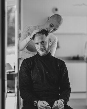 Nacca Instagram - Par où commencer ! 
Je pense que les images parlent d’elles même, j’en ai pas les mots….

Depuis plusieurs semaines nous vivons dans le silence, ce silence qui nous ronge de l’intérieur car nous ne savons pas comment réagir face à cette situation et de ce fait nous nous renfermons sur nous mêmes puis bien évidemment les rendez-vous qui s’enchaînent chez les médecins nous submergent.
 
Ne pas le dire ? C’est impossible car cela va se voir! 
En parler ? Peur d’être jugé! 
Malgré tout elle ne l’a pas choisie. 

Aujourd’hui c’est impossible pour nous de rester dans le silence plus longtemps! 

@eloiseappelle , cette femme, cette maman, ma moitié, cette guerrière est atteinte d’un cancer du sein dit agressif, oui à l’âge de 26 ans ! 
La chimiothérapie a été commencée, elle en est à la deuxième session, de ce fait elle commençait déjà à perdre ses cheveux ,c’est pour cela qu’elle a décidé de se raser la tête et j’ai souhaité l’accompagner. Encore une étape !

Laissez moi vous passer les détails du jour où nous nous sommes retrouvés devant cette oncologue pour nous annoncer cela ! 
C’est le 8 Février 2024, il était 8h00 du matin et à ce moment là tout, mais je dit bien tout nous passe par la tête, puis des questions arrivent, « pourquoi elle, pourquoi maintenant, pourquoi si jeune, comment est-ce possible, ce n’est pas réel …» 
Mais oui c’est la réalité des choses, la vie en a décidé ainsi !

Être en colère ? Pourquoi, contre qui ? 

Le sourire! C’est ce que nous avons décidé de garder malgré tout pour combattre cette maladie. 

Je pense très sincèrement que la vie veut nous donner une autre direction, un chemin qui va être long, difficile, parsemé d’embûches mais pas impossible à franchir et je pense aussi que de cette expérience nous en ressortirons plus forts , plus unis, plus soudés que jamais !
 
Alors à toi mon amour, crois en toi, crois en ta force ! Car moi, nous, ta fille , ta famille, tes amis et toutes les personnes qui t’entourent avons confiance en toi ! 
Tu es une bâtante et nous allons affronter cela ensemble. 

Je t’aime 🤍

Prenez soins de vous !