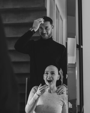 Nacca Instagram - Par où commencer ! 
Je pense que les images parlent d’elles même, j’en ai pas les mots….

Depuis plusieurs semaines nous vivons dans le silence, ce silence qui nous ronge de l’intérieur car nous ne savons pas comment réagir face à cette situation et de ce fait nous nous renfermons sur nous mêmes puis bien évidemment les rendez-vous qui s’enchaînent chez les médecins nous submergent.
 
Ne pas le dire ? C’est impossible car cela va se voir! 
En parler ? Peur d’être jugé! 
Malgré tout elle ne l’a pas choisie. 

Aujourd’hui c’est impossible pour nous de rester dans le silence plus longtemps! 

@eloiseappelle , cette femme, cette maman, ma moitié, cette guerrière est atteinte d’un cancer du sein dit agressif, oui à l’âge de 26 ans ! 
La chimiothérapie a été commencée, elle en est à la deuxième session, de ce fait elle commençait déjà à perdre ses cheveux ,c’est pour cela qu’elle a décidé de se raser la tête et j’ai souhaité l’accompagner. Encore une étape !

Laissez moi vous passer les détails du jour où nous nous sommes retrouvés devant cette oncologue pour nous annoncer cela ! 
C’est le 8 Février 2024, il était 8h00 du matin et à ce moment là tout, mais je dit bien tout nous passe par la tête, puis des questions arrivent, « pourquoi elle, pourquoi maintenant, pourquoi si jeune, comment est-ce possible, ce n’est pas réel …» 
Mais oui c’est la réalité des choses, la vie en a décidé ainsi !

Être en colère ? Pourquoi, contre qui ? 

Le sourire! C’est ce que nous avons décidé de garder malgré tout pour combattre cette maladie. 

Je pense très sincèrement que la vie veut nous donner une autre direction, un chemin qui va être long, difficile, parsemé d’embûches mais pas impossible à franchir et je pense aussi que de cette expérience nous en ressortirons plus forts , plus unis, plus soudés que jamais !
 
Alors à toi mon amour, crois en toi, crois en ta force ! Car moi, nous, ta fille , ta famille, tes amis et toutes les personnes qui t’entourent avons confiance en toi ! 
Tu es une bâtante et nous allons affronter cela ensemble. 

Je t’aime 🤍

Prenez soins de vous !