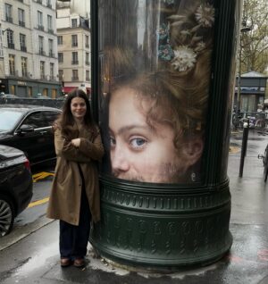 Nadia Tereszkiewicz Instagram - Rosalie dans les rues de Paris ! Avec la merveille @annabiolay ♥️ au cinéma le 10 avril!