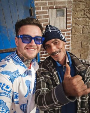 Naglis Bierancas Instagram - Tai yra žmogus radęs mano telefoną Maroke. Čia antiek neįtikėtina, kad wow! Nė trupučio nekalba angliškai, gyvena net ne centre, visą dieną turėjo jį ir pažadėjo, kad 18val. atvarys autobusu į sutartą vietą ir jį atneš. Visi kas jam skambino iš Lietuvos negalėjo susikalbėt, nes kalba arabiškai, tai gatvėj random sutiktas žmogus prisiskambino ir pasakė kur ir kelinta mums būt. Sakė kad aš esu so lucky! Valandą vėlavo, bet atėjo. Atidavė, nieko negalėjau suprast ką sako, tai tiesiog apsikabinau įkišau porą šimtų eurų ir šoviau selfiuką. Aš buvau Marokiečius nurašęs. Sakiau, kad yra gryni sukčiai, kurie taikos nulupti kiekvieną eurą, o visata man "pyst" lyg tyčia pametėjo tokį žmogų, kad tenka nuoširdžiai visų atsiprašyti. Labai gerą pamoką gavau. Ačiū 🖤
#morroco