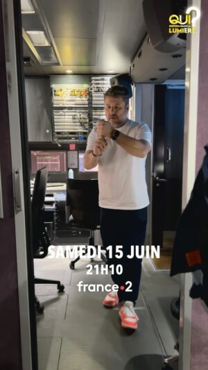 Nagui Instagram - @brunoguillonoff (et son doigt) seront bien là demain, à 21h10, pour le deuxième prime de « Qui restera dans la lumière ? » 💡🤩
.
.
#jeutv #culturegenerale #divertissement #presentateur #television #france2 #emission #brunoguillon #candidat #cultureg #tv #suspense #strategie