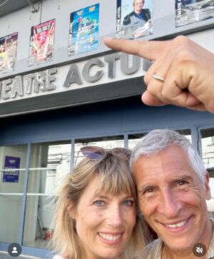 Nagui Instagram - Ma douce @mapelinage joue deux pièces par jour ! #respect le matin son seule en scène « ce qui ne nous tue pas » au théâtre du Petit Louvre à 13h15 et « Je m’appelle Georges » mis en scène par @zebu75 qui est un bonbon de comédie romantique et qui fait passer un tel bon moment aux spectateurs (17h40 au théâtre Actuel).
Allez la découvrir et profiter de ce beau @festivaloffavignon #joiedeseretrouver #theatre #partage #messagepositif #carpediem
@artsliveentertainment @lyndalagencelm@houdiniere
@houdinierethibaud @theatreactuelavignon #amour ❤️