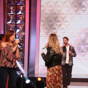 Nagui Instagram - 🎤🎙️🎶🎵 Il y a quelques jours @emoireoff nous faisait la surprise de venir sur le plateau.
🙏😘🥰
Merci de nous avoir offert « Sois Un Homme » 
. 
.
#noubliezpaslesparoles #noplp #maestro #nplp #nagui #micro #france2 #karaoke #chanson #replay #rediffusion #paroles #zikos #magali #fabien #leszikos #jeu #chant #guitare #rediff #rediffusion #NOPLP​​​​ #emmanuelmoire