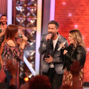 Nagui Instagram - 🎤🎙️🎶🎵 Il y a quelques jours @emoireoff nous faisait la surprise de venir sur le plateau.
🙏😘🥰
Merci de nous avoir offert « Sois Un Homme » 
. 
.
#noubliezpaslesparoles #noplp #maestro #nplp #nagui #micro #france2 #karaoke #chanson #replay #rediffusion #paroles #zikos #magali #fabien #leszikos #jeu #chant #guitare #rediff #rediffusion #NOPLP​​​​ #emmanuelmoire