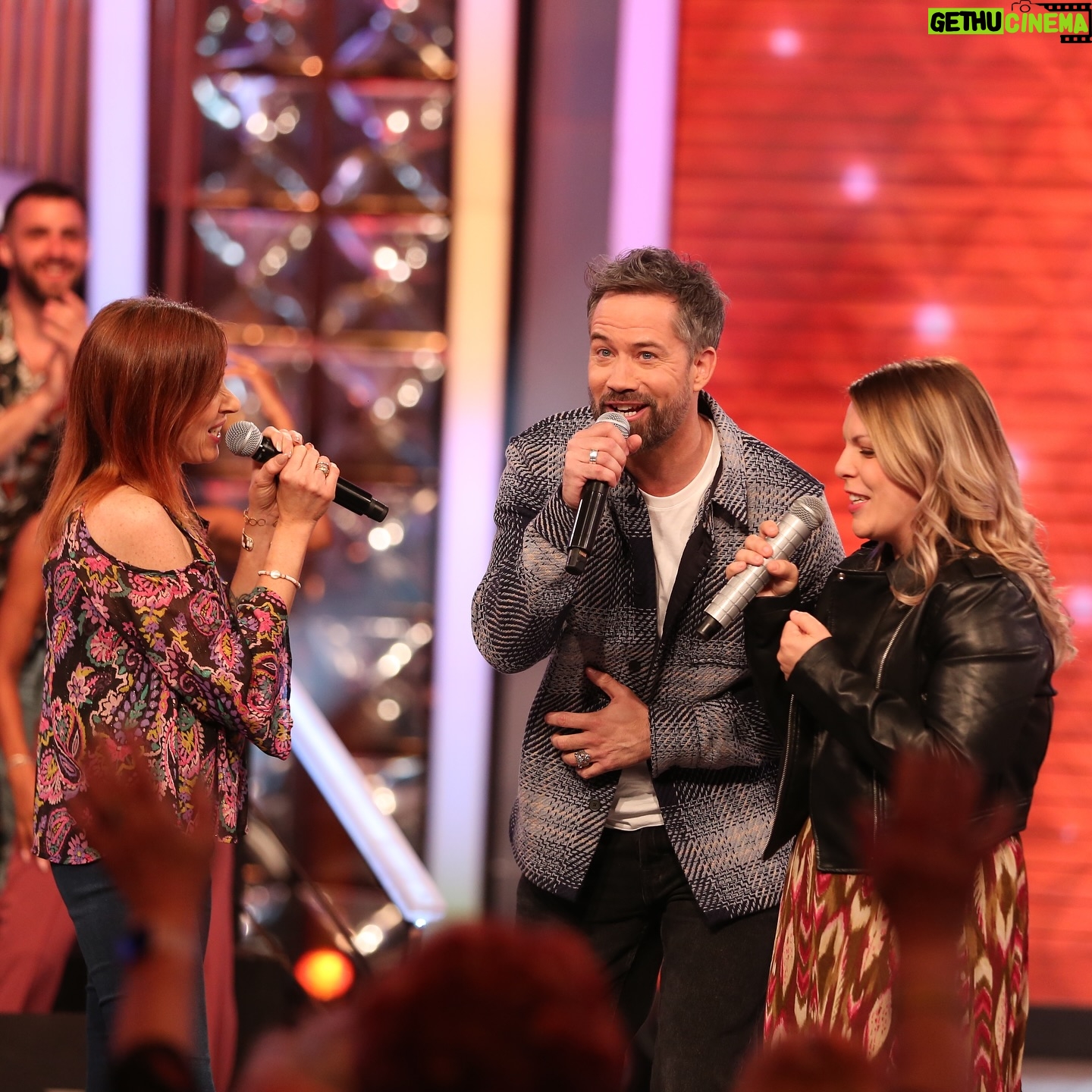 Nagui - 1.7K Likes - 🎤🎙️🎶🎵 Il y a quelques jours @emoireoff nous faisait la surprise de venir sur le plateau.
🙏😘🥰
Merci de nous avoir offert « Sois Un Homme »
.
.
#noubliezpaslesparoles #noplp #maestro #nplp #nagui #micro #france2 #karaoke #chanson #replay #rediffusion #paroles #zikos #magali #fabien #leszikos #jeu #chant #guitare #rediff #rediffusion #NOPLP #emmanuelmoire