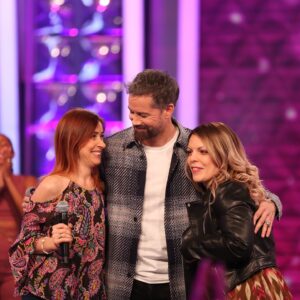 Nagui Instagram - 🎤🎙️🎶🎵 Il y a quelques jours @emoireoff nous faisait la surprise de venir sur le plateau.
🙏😘🥰
Merci de nous avoir offert « Sois Un Homme » 
. 
.
#noubliezpaslesparoles #noplp #maestro #nplp #nagui #micro #france2 #karaoke #chanson #replay #rediffusion #paroles #zikos #magali #fabien #leszikos #jeu #chant #guitare #rediff #rediffusion #NOPLP​​​​ #emmanuelmoire