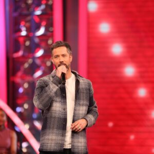 Nagui Instagram - 🎤🎙️🎶🎵 Il y a quelques jours @emoireoff nous faisait la surprise de venir sur le plateau.
🙏😘🥰
Merci de nous avoir offert « Sois Un Homme » 
. 
.
#noubliezpaslesparoles #noplp #maestro #nplp #nagui #micro #france2 #karaoke #chanson #replay #rediffusion #paroles #zikos #magali #fabien #leszikos #jeu #chant #guitare #rediff #rediffusion #NOPLP​​​​ #emmanuelmoire