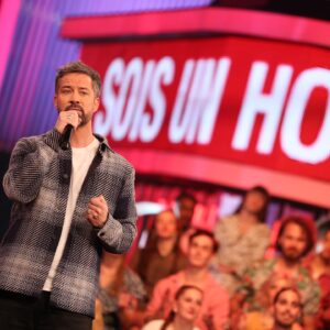 Nagui Instagram - 🎤🎙️🎶🎵 Il y a quelques jours @emoireoff nous faisait la surprise de venir sur le plateau.
🙏😘🥰
Merci de nous avoir offert « Sois Un Homme » 
. 
.
#noubliezpaslesparoles #noplp #maestro #nplp #nagui #micro #france2 #karaoke #chanson #replay #rediffusion #paroles #zikos #magali #fabien #leszikos #jeu #chant #guitare #rediff #rediffusion #NOPLP​​​​ #emmanuelmoire