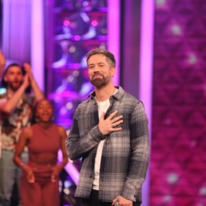 Nagui Instagram - 🎤🎙️🎶🎵 Il y a quelques jours @emoireoff nous faisait la surprise de venir sur le plateau.
🙏😘🥰
Merci de nous avoir offert « Sois Un Homme » 
. 
.
#noubliezpaslesparoles #noplp #maestro #nplp #nagui #micro #france2 #karaoke #chanson #replay #rediffusion #paroles #zikos #magali #fabien #leszikos #jeu #chant #guitare #rediff #rediffusion #NOPLP​​​​ #emmanuelmoire