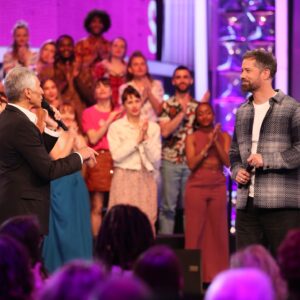 Nagui Instagram - 🎤🎙️🎶🎵 Il y a quelques jours @emoireoff nous faisait la surprise de venir sur le plateau.
🙏😘🥰
Merci de nous avoir offert « Sois Un Homme » 
. 
.
#noubliezpaslesparoles #noplp #maestro #nplp #nagui #micro #france2 #karaoke #chanson #replay #rediffusion #paroles #zikos #magali #fabien #leszikos #jeu #chant #guitare #rediff #rediffusion #NOPLP​​​​ #emmanuelmoire