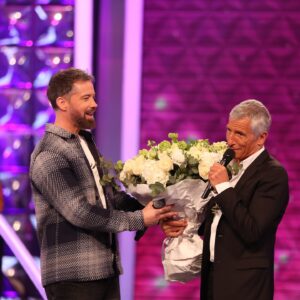 Nagui Instagram - 🎤🎙️🎶🎵 Il y a quelques jours @emoireoff nous faisait la surprise de venir sur le plateau.
🙏😘🥰
Merci de nous avoir offert « Sois Un Homme » 
. 
.
#noubliezpaslesparoles #noplp #maestro #nplp #nagui #micro #france2 #karaoke #chanson #replay #rediffusion #paroles #zikos #magali #fabien #leszikos #jeu #chant #guitare #rediff #rediffusion #NOPLP​​​​ #emmanuelmoire