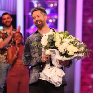 Nagui Instagram - 🎤🎙️🎶🎵 Il y a quelques jours @emoireoff nous faisait la surprise de venir sur le plateau.
🙏😘🥰
Merci de nous avoir offert « Sois Un Homme » 
. 
.
#noubliezpaslesparoles #noplp #maestro #nplp #nagui #micro #france2 #karaoke #chanson #replay #rediffusion #paroles #zikos #magali #fabien #leszikos #jeu #chant #guitare #rediff #rediffusion #NOPLP​​​​ #emmanuelmoire