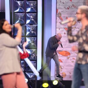 Nagui Instagram - 🎤🎙️🎶🎵 Il y a quelques semaines @gaetanrousselofficiel nous faisait la surprise de venir sur le plateau avec @adeline_lovo . 
🙏😘🥰
Merci de nous avoir offert « Crois-Moi » avec les #Zikos.
.
🔴🎤 #NOPLP revient le 10 juin à 18:40 sur #France2 
.
#noubliezpaslesparoles #noplp #maestro #nplp #nagui #micro #france2 #karaoke #chanson #replay #rediffusion #paroles #zikos #magali #fabien #leszikos #jeu #chant #guitare #rediff #rediffusion #NOPLP​​​​ #gaetanroussel #adelinelovo