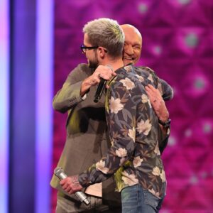Nagui Instagram - 🎤🎙️🎶🎵 Il y a quelques semaines @gaetanrousselofficiel nous faisait la surprise de venir sur le plateau avec @adeline_lovo . 
🙏😘🥰
Merci de nous avoir offert « Crois-Moi » avec les #Zikos.
.
🔴🎤 #NOPLP revient le 10 juin à 18:40 sur #France2 
.
#noubliezpaslesparoles #noplp #maestro #nplp #nagui #micro #france2 #karaoke #chanson #replay #rediffusion #paroles #zikos #magali #fabien #leszikos #jeu #chant #guitare #rediff #rediffusion #NOPLP​​​​ #gaetanroussel #adelinelovo