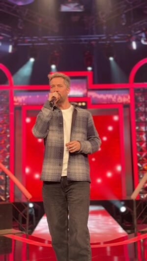 Nagui Instagram - Quelle belle surprise 🥰! 
Hier soir, Emmanuel Moire nous a fait le plaisir de nous rendre visite, voici les coulisses 🤩🫶
Et retrouvez toute l’émission en replay sur france.tv 😉
À demain 😘
. . . #NOPLP #noubliezpaslesparoles #Nagui #chanson #musique #singer #chant #karaoke #chansonfrancaise #chanteuse #instamusic #chansonfrançaise #voix
