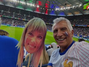 Nagui Instagram - Avec mon meilleur pote @mapelinage pour encourager les bleus @equipedefrance #fiersdetrebleus #FraPort