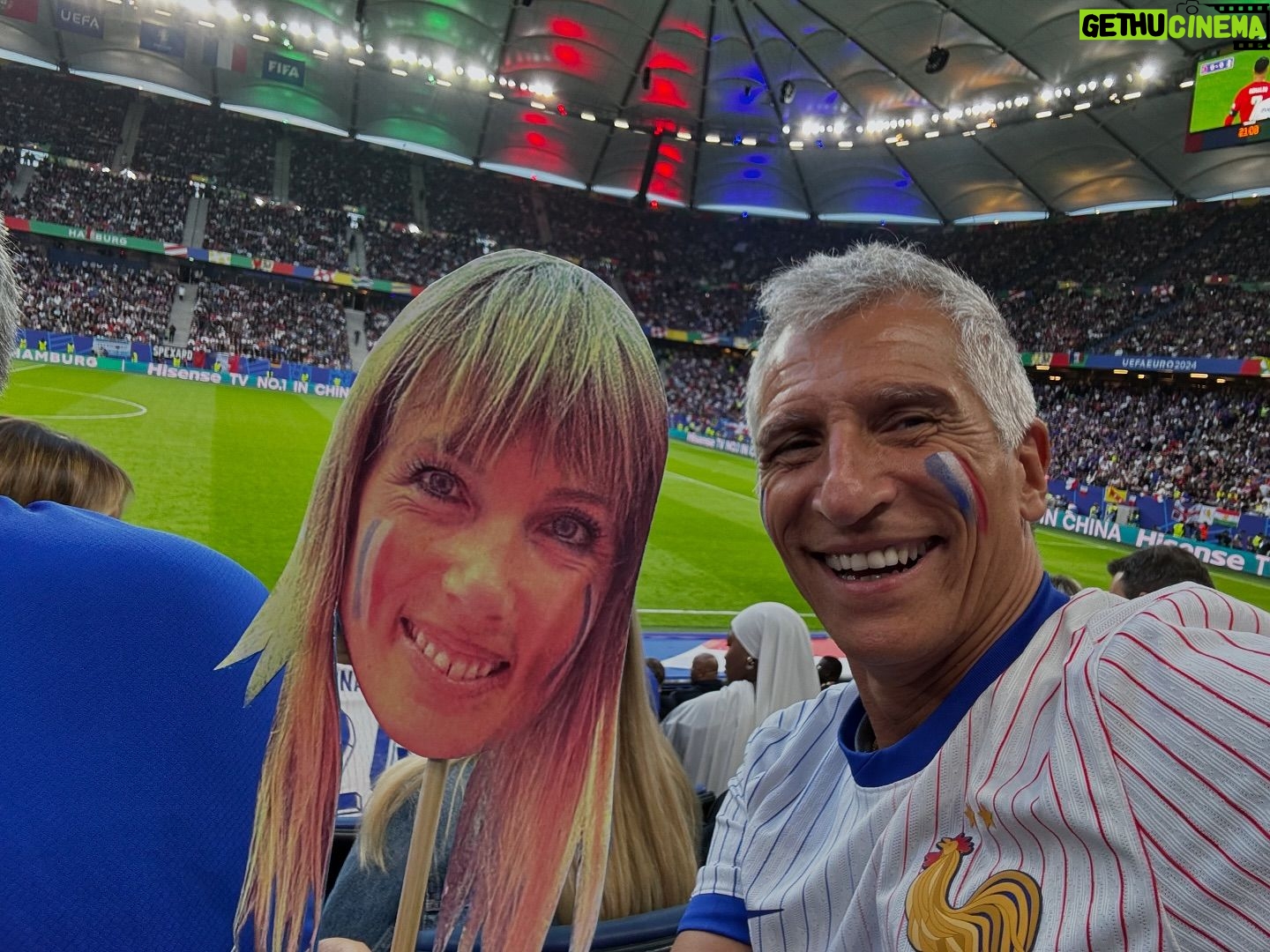 Nagui - 11.7K Likes - Avec mon meilleur pote @mapelinage pour encourager les bleus @equipedefrance #fiersdetrebleus #FraPort