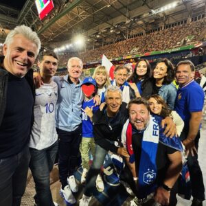 Nagui Instagram - En ces temps chaotiques, les moments de communion sont encore plus importants et font du bien! Tous derrière notre équipe nationale! Toujours entre amis et avec notre sélectionneur chéri @didierdeschamps_officiel 🇫🇷🥰 @dylan13260 Claude D. @leila_kaddour @valerie.begue @naguiiiiiii @brunoguillonoff @thierry_metral_le_vrai @onlytwoeyes @brunodacruz5 @manuvirot #amitié #euro2024 #equipedefrance