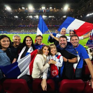 Nagui Instagram - En ces temps chaotiques, les moments de communion sont encore plus importants et font du bien! Tous derrière notre équipe nationale! Toujours entre amis et avec notre sélectionneur chéri @didierdeschamps_officiel 🇫🇷🥰 @dylan13260 Claude D. @leila_kaddour @valerie.begue @naguiiiiiii @brunoguillonoff @thierry_metral_le_vrai @onlytwoeyes @brunodacruz5 @manuvirot #amitié #euro2024 #equipedefrance