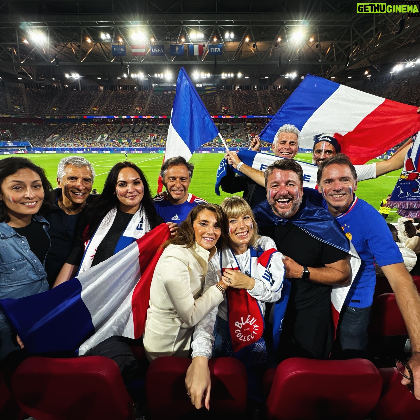 Nagui - 7.5K Likes - En ces temps chaotiques, les moments de communion sont encore plus importants et font du bien! Tous derrière notre équipe nationale! Toujours entre amis et avec notre sélectionneur chéri @didierdeschamps_officiel 🇫🇷🥰 @dylan13260 Claude D. @leila_kaddour @valerie.begue @naguiiiiiii @brunoguillonoff @thierry_metral_le_vrai @onlytwoeyes @brunodacruz5 @manuvirot #amitié #euro2024 #equipedefrance