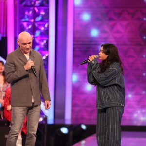 Nagui Instagram - 🎤🎙️🎶🎵 Il y a quelques semaines @gaetanrousselofficiel nous faisait la surprise de venir sur le plateau avec @adeline_lovo . 
🙏😘🥰
Merci de nous avoir offert « Crois-Moi » avec les #Zikos.
.
🔴🎤 #NOPLP revient le 10 juin à 18:40 sur #France2 
.
#noubliezpaslesparoles #noplp #maestro #nplp #nagui #micro #france2 #karaoke #chanson #replay #rediffusion #paroles #zikos #magali #fabien #leszikos #jeu #chant #guitare #rediff #rediffusion #NOPLP​​​​ #gaetanroussel #adelinelovo