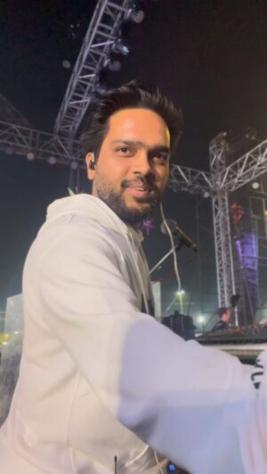 Nakash Aziz Instagram - Fast gana hai but Slow Motion me 😄

Straight from the Incredible Human, Artist, Singer my brother @nakash_aziz along with the OGs @vinit_arora59 @jayesh_kathak @arbaz_a_khan_ @omkardhumal @among_jamir @hrichanarayana 

#livemusic #livearrangements #nakashazizlive #rt #rahultiwarimusic #musicproducer #slowmotionmagic