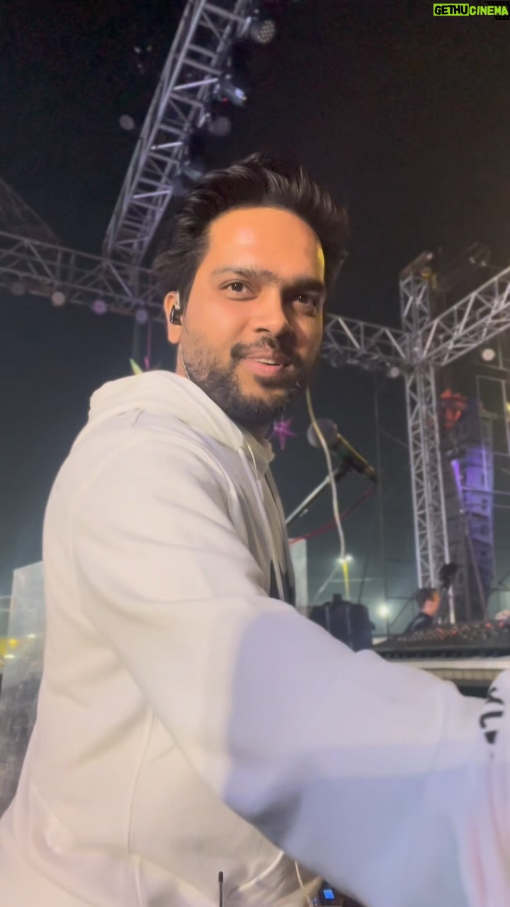 Nakash Aziz - 1.7K Likes - Fast gana hai but Slow Motion me 😄
Straight from the Incredible Human, Artist, Singer my brother @nakash_aziz along with the OGs @vinit_arora59 @jayesh_kathak @arbaz_a_khan_ @omkardhumal @among_jamir @hrichanarayana
#livemusic #livearrangements #nakashazizlive #rt #rahultiwarimusic #musicproducer #slowmotionmagic