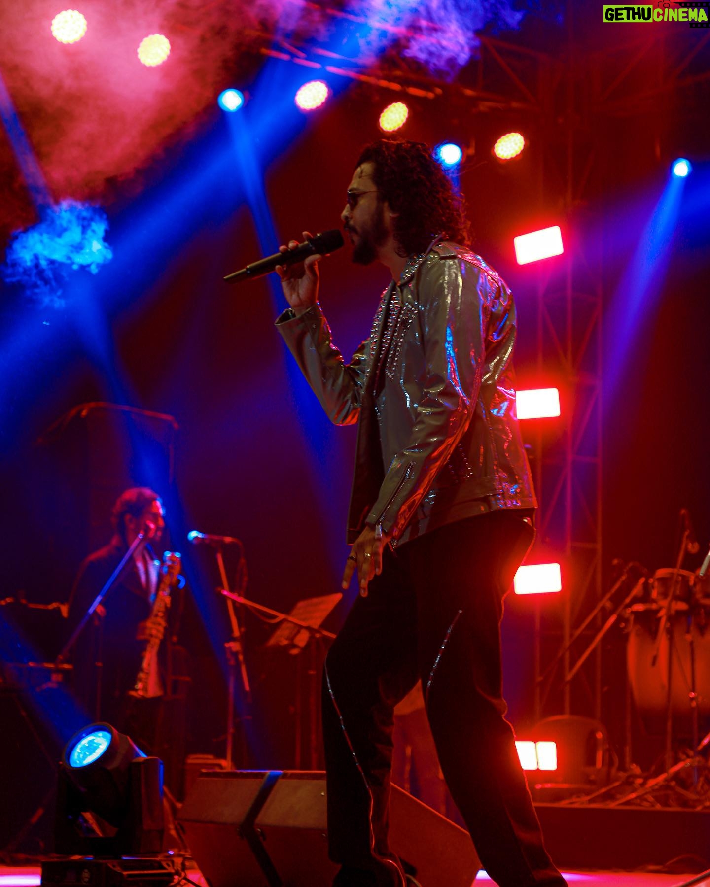 Nakash Aziz - 1K Likes - High on music🎶
#NakashAziz #NakashLive