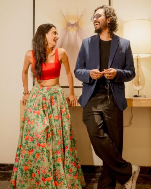 Nakash Aziz Instagram - Sharing a light moment with my co-singer @hrichanarayana before a show😊

#NakashAziz #HrichaNarayana #NakashAzizLive #Pregig