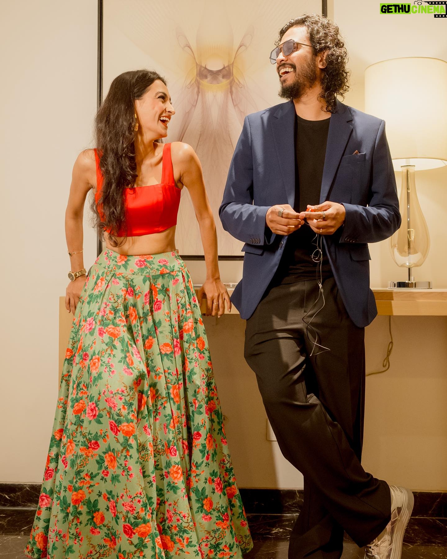 Nakash Aziz - 1.5K Likes - Sharing a light moment with my co-singer @hrichanarayana before a show😊
#NakashAziz #HrichaNarayana #NakashAzizLive #Pregig