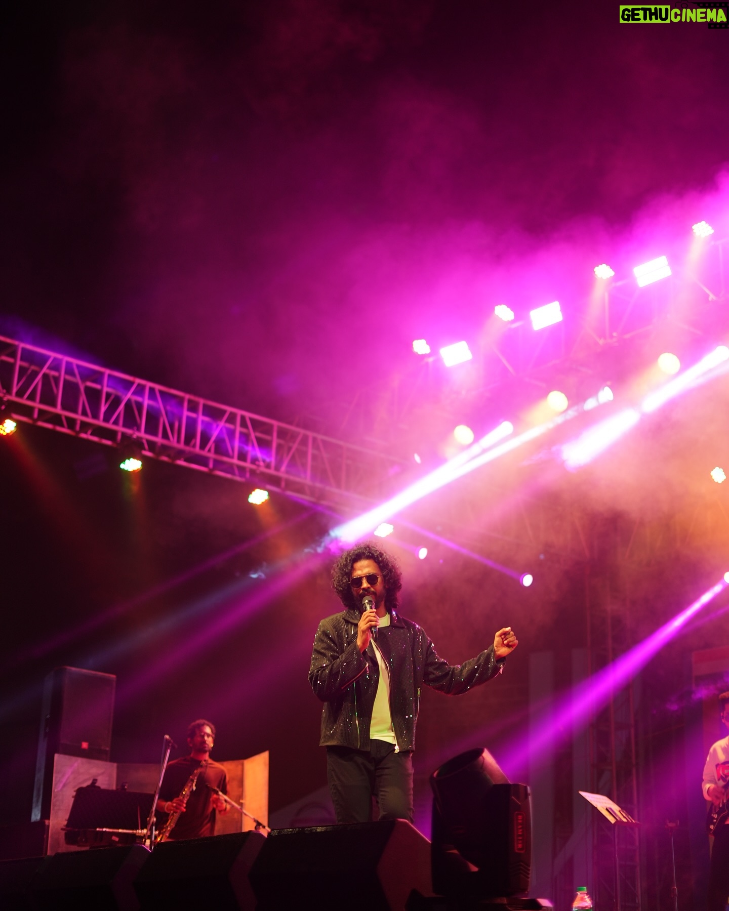 Nakash Aziz - 725 Likes - Feel the energy ⚡️
📷- @_aloontraveller_
#nakashaziz #nakashazizlive