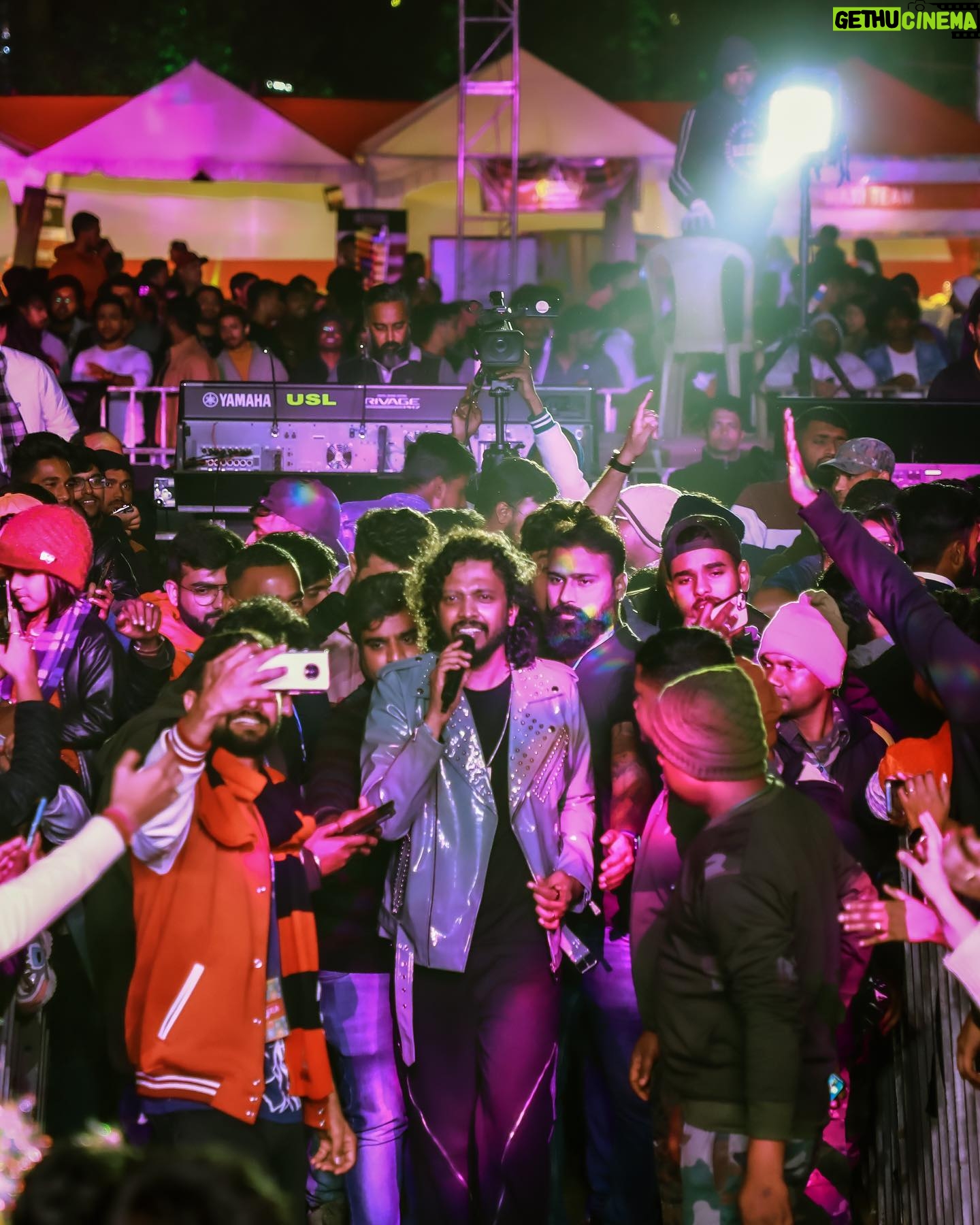 Nakash Aziz - 1K Likes - High on music🎶
#NakashAziz #NakashLive