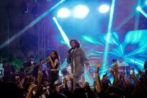 Nakash Aziz Instagram - Swipe till the end to see me multitask🤪🙈

#NakashAziz #NakashLive